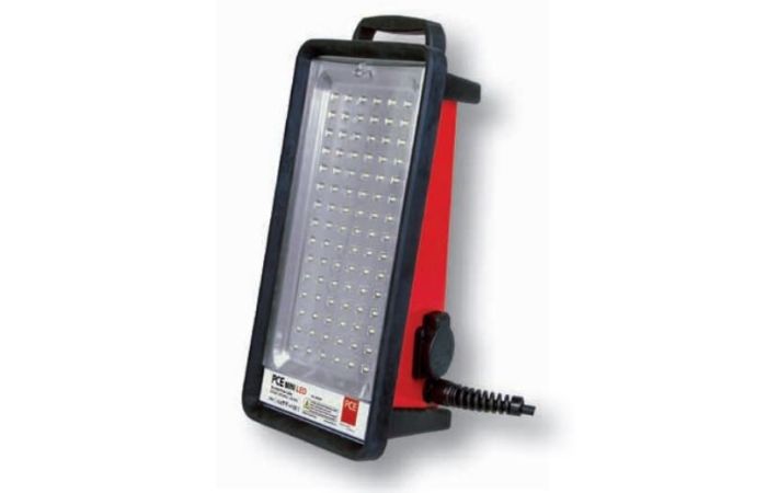 Naświetlacz przenośny LED 30W 3360lm + gniazdo 230v 5MH07 3G1,5 IP54 5m H07 3x1,5 | 4303024 PCE