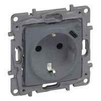 Gniazdo 2P+Z płaskie 16A, 250V + USB typ C w plakietce (z przesłoną) stal, Niloe Selection | 762396 Legrand