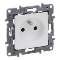 Gniazdo 2P+Z 16A, 250V (z przesłoną, zaciski śrubowe) perła, Niloe Selection | 762427 Legrand