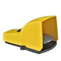Łącznik nożny pojedynczy z osłoną żółty 1 NC+1 NO plastikowy | XPEY510 Schneider Electric